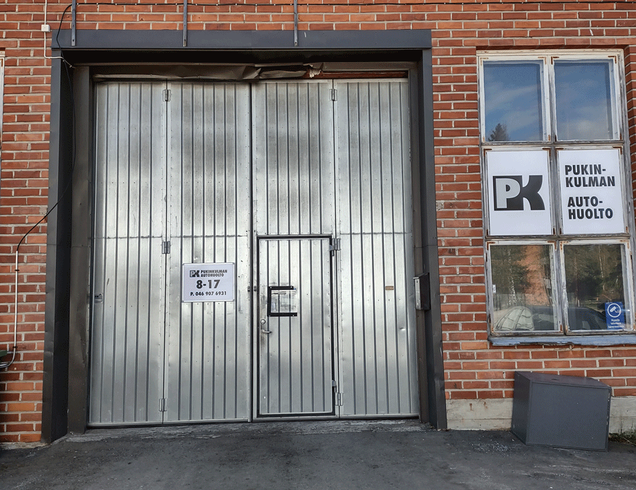 Autohuollon sisäänkaynti Vaasan Pukinkulmassa