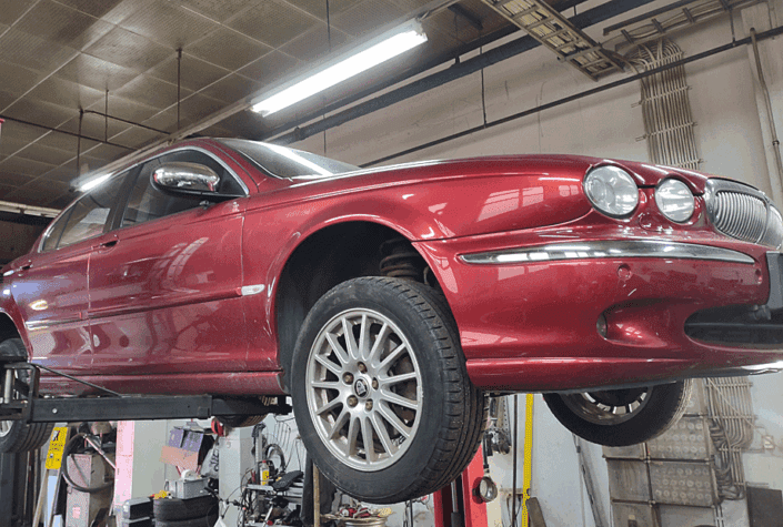 Jaguar-nosturilla Pukinkulman autohuollossa