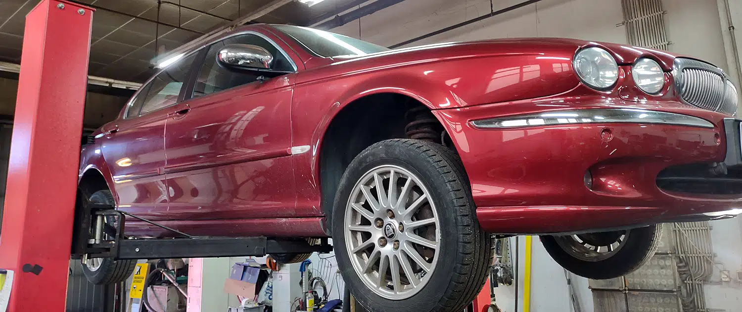 Jaguar auto nosturilla huollossa, Vaasa