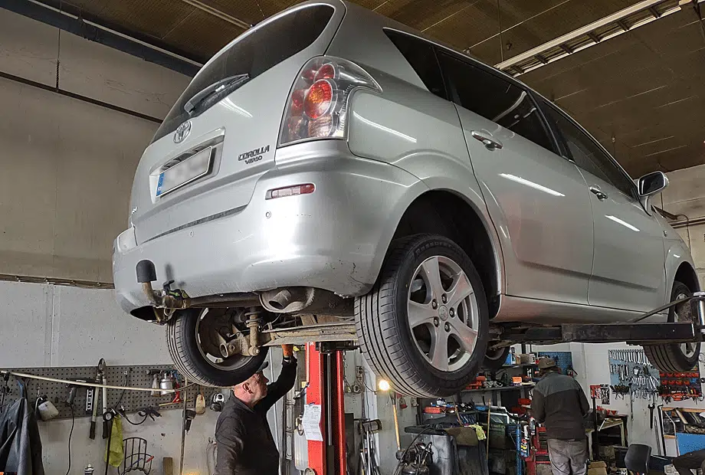 Pukinkulman autohuolto Vaasassa, auto pukilla